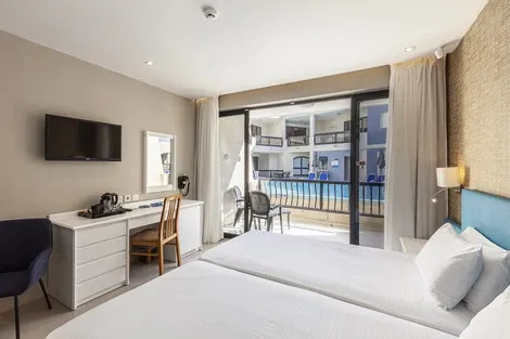 Chambre standard vue piscine et balcon