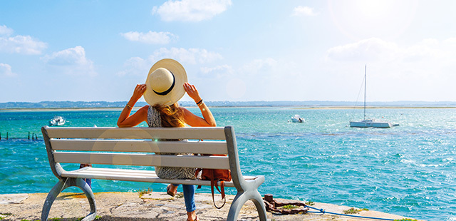 Voyager seul : femme sur un banc